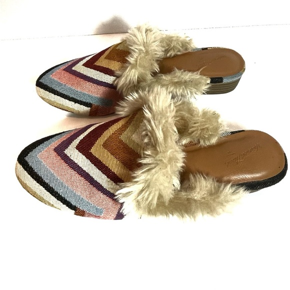 Universal Tread Boho Faux Fur Lined Chevron Print Mules - Picture 4 of 8